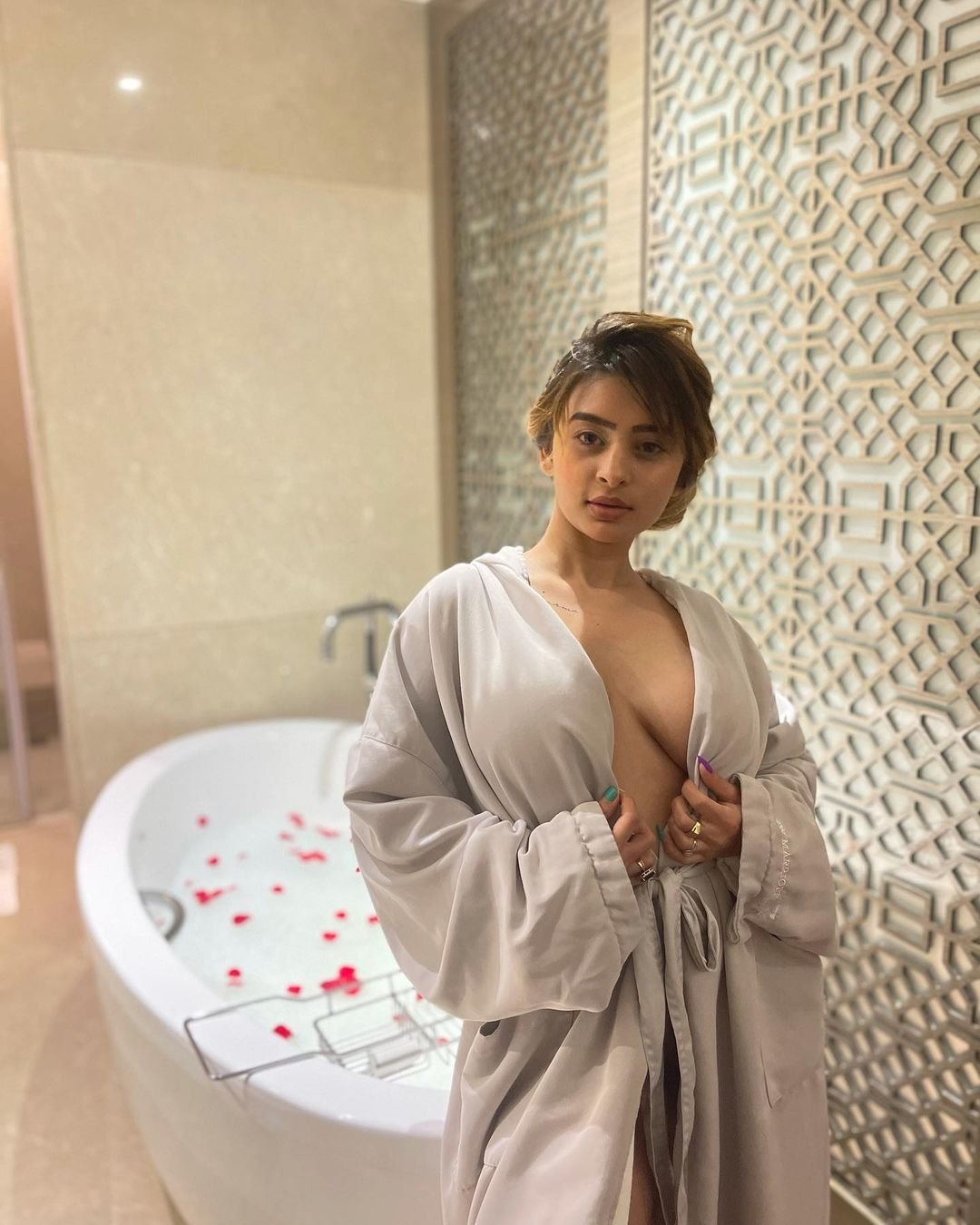 Ankita Dave Viral Bathroom Video, Looking Soft Cleavage Sexy In Towel