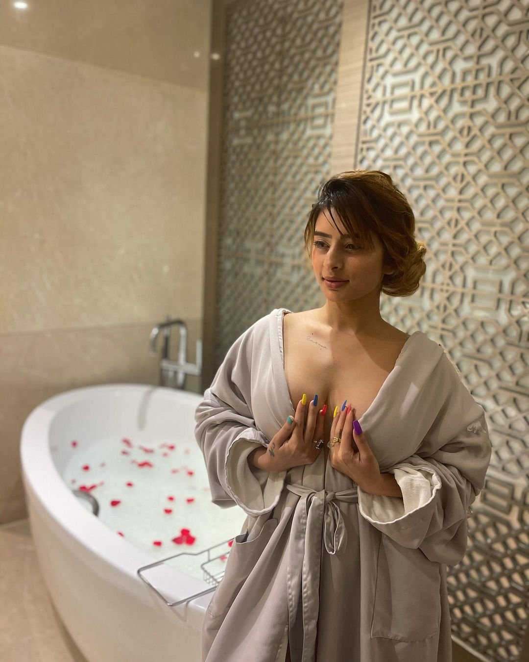 Ankita Dave Viral Bathroom Video, Looking Soft Cleavage Sexy In Towel